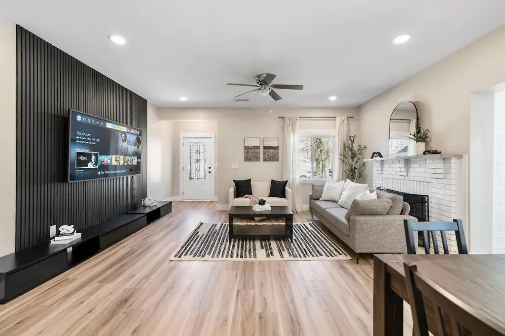Brand New Cozy Modern Bungalow W/Hot Tub+Movieroom 7 Min From Uptown Σάρλοτ