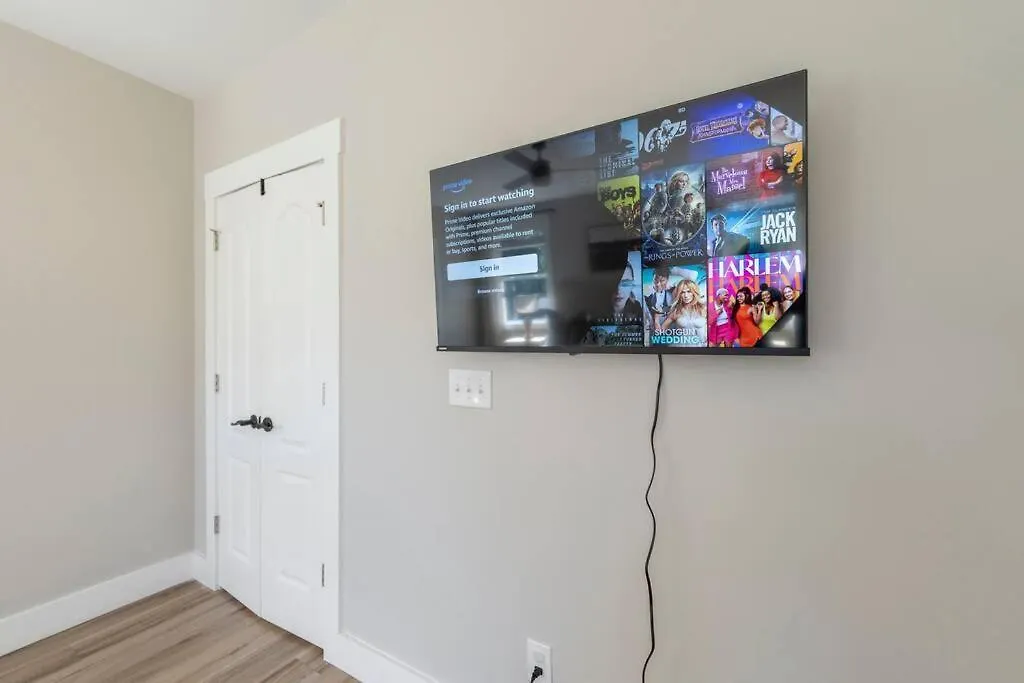 Brand New Cozy Modern Bungalow W/Hot Tub+Movieroom 7 Min From Uptown Σάρλοτ 0*,
